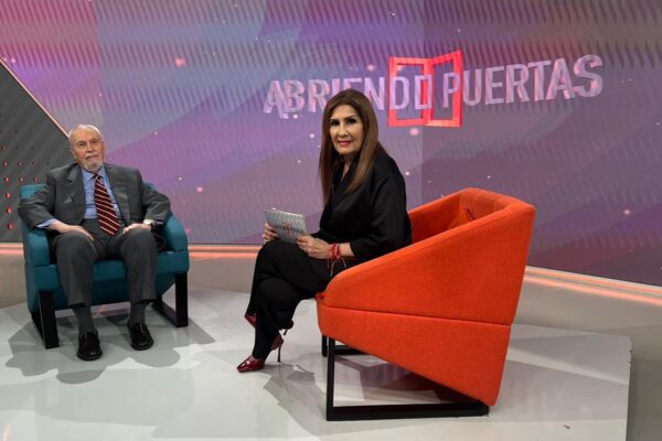 RAMÓN GUILLERMO AVELEDO E ILENIA MEDINA ESTUVIERON EN ABRIENDO PUERTAS