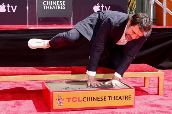El actor español Javier Bardem deja su huella en el Paseo de la Fama de Hollywood