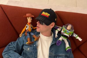 Bizarrap cambia los beats por los juguetes: dará vida a Santa de Jardín en «Toy Story 5»