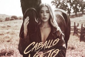 Karliam regresa a la música con una versión bailable y disruptiva de «Caballo Viejo»