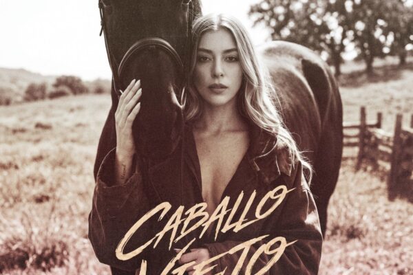Karliam regresa a la música con una versión bailable y disruptiva de «Caballo Viejo»