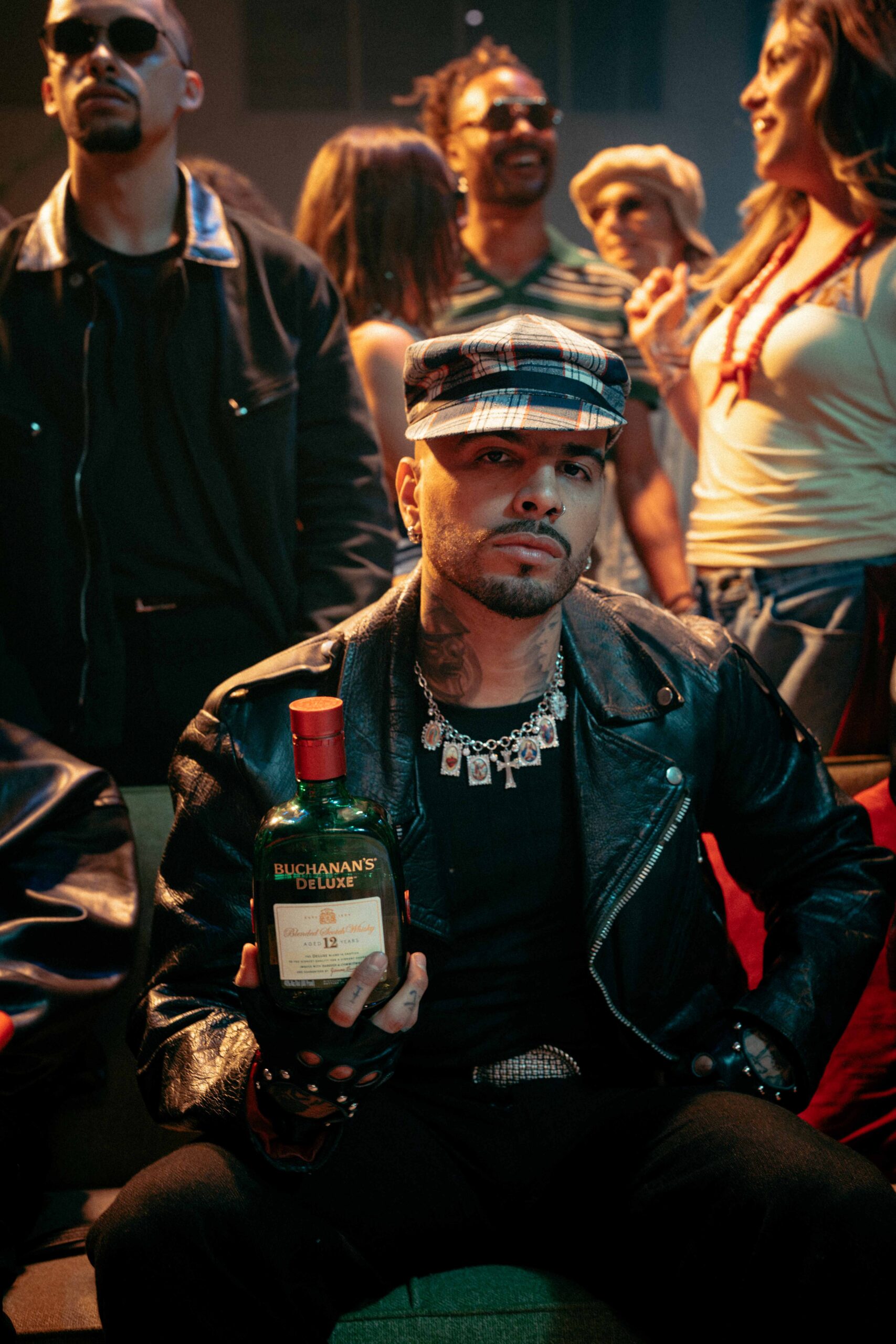 Rauw Alejandro y Buchanan’s Scotch Whisky marcan un hito para la música, la celebración y la cuenta regresiva para la Copa Mundial de la FIFA 2026™, con el lanzamiento de una canción y un video musical único en su género, ‘Dando Vueltas.’