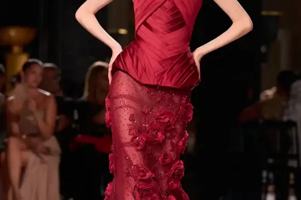 Siluetas etéreas y misterio: Así es la propuesta Otoño-Invierno de Elie Saab con el Baile de los Sueños Indómitos