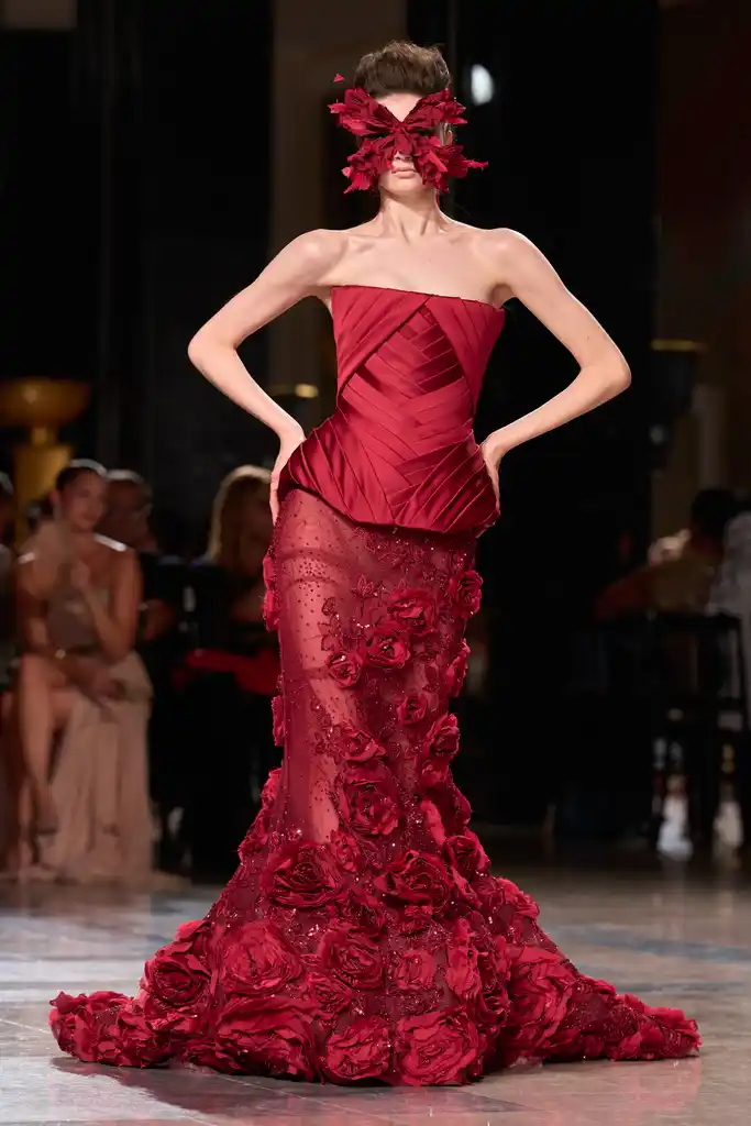 Siluetas etéreas y misterio: Así es la propuesta Otoño-Invierno de Elie Saab con el Baile de los Sueños Indómitos