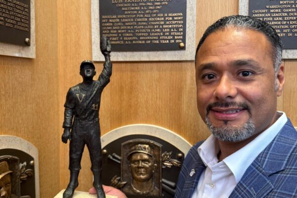 EL PREMIO LUIS APARICIO LLEGÓ A COOPERSTOWN  DE LA MANO DEL CY YOUNG JOHAN SANTANA