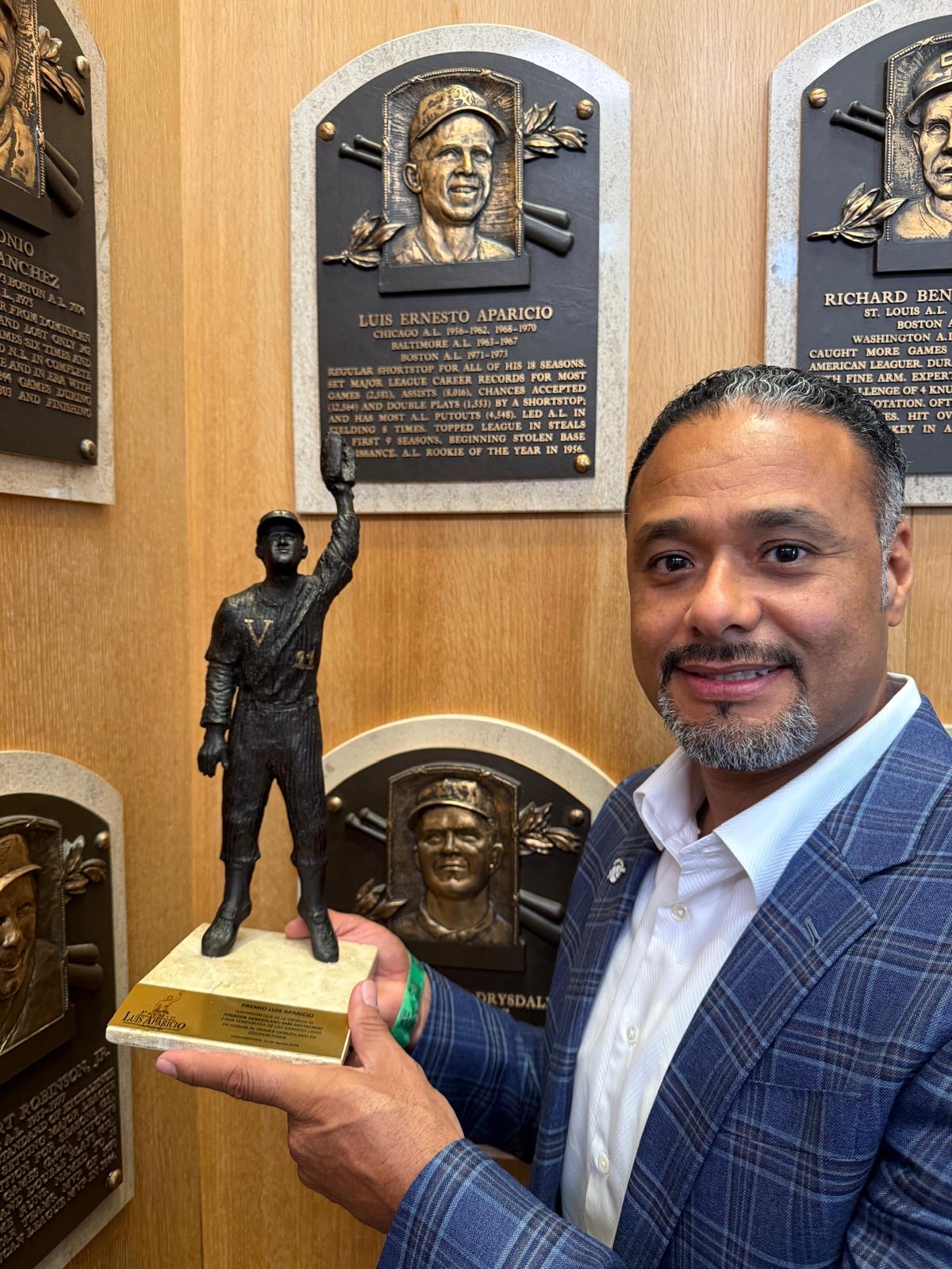 EL PREMIO LUIS APARICIO LLEGÓ A COOPERSTOWN  DE LA MANO DEL CY YOUNG JOHAN SANTANA