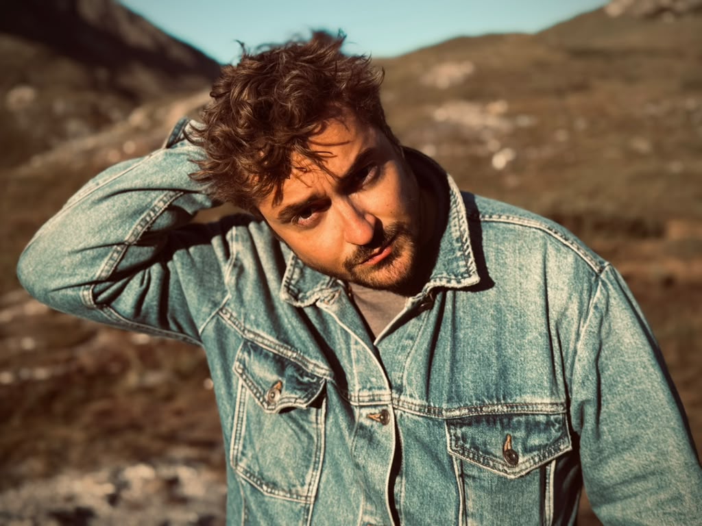Alec Whaite: El perfil que redefine el alcance del actor venezolano en Europa