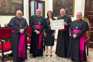 Filomena Petrucci recibe reconocimiento del Papa León XIV Recibidos  Alejandro Barrera