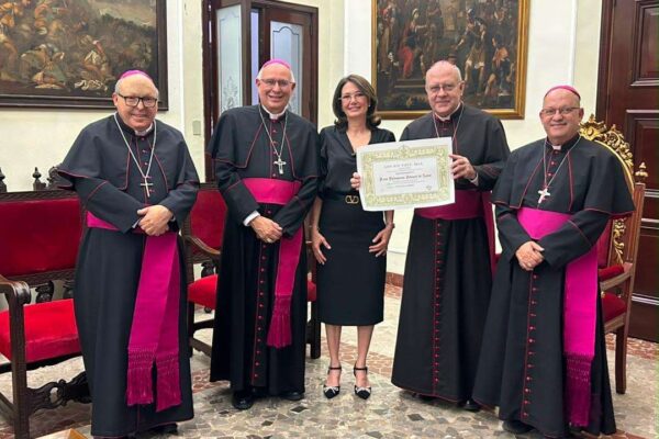 Filomena Petrucci recibe reconocimiento del Papa León XIV Recibidos  Alejandro Barrera
