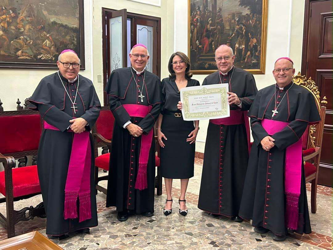 Filomena Petrucci recibe reconocimiento del Papa León XIV Recibidos  Alejandro Barrera
