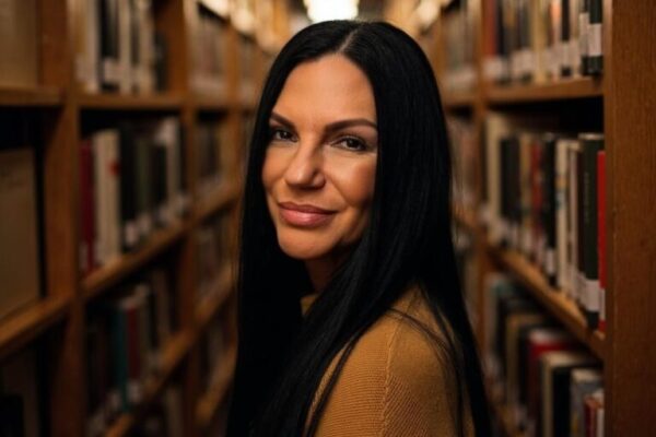 Indira Páez presenta su segundo poemario Animal de mudanza, las regalías serán destinadas a Fe y Alegría.