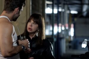 Luis Fernández y Mimí Lazo redefinen el clásico «El Pez que Fuma» con un audaz estreno en cines nacionales