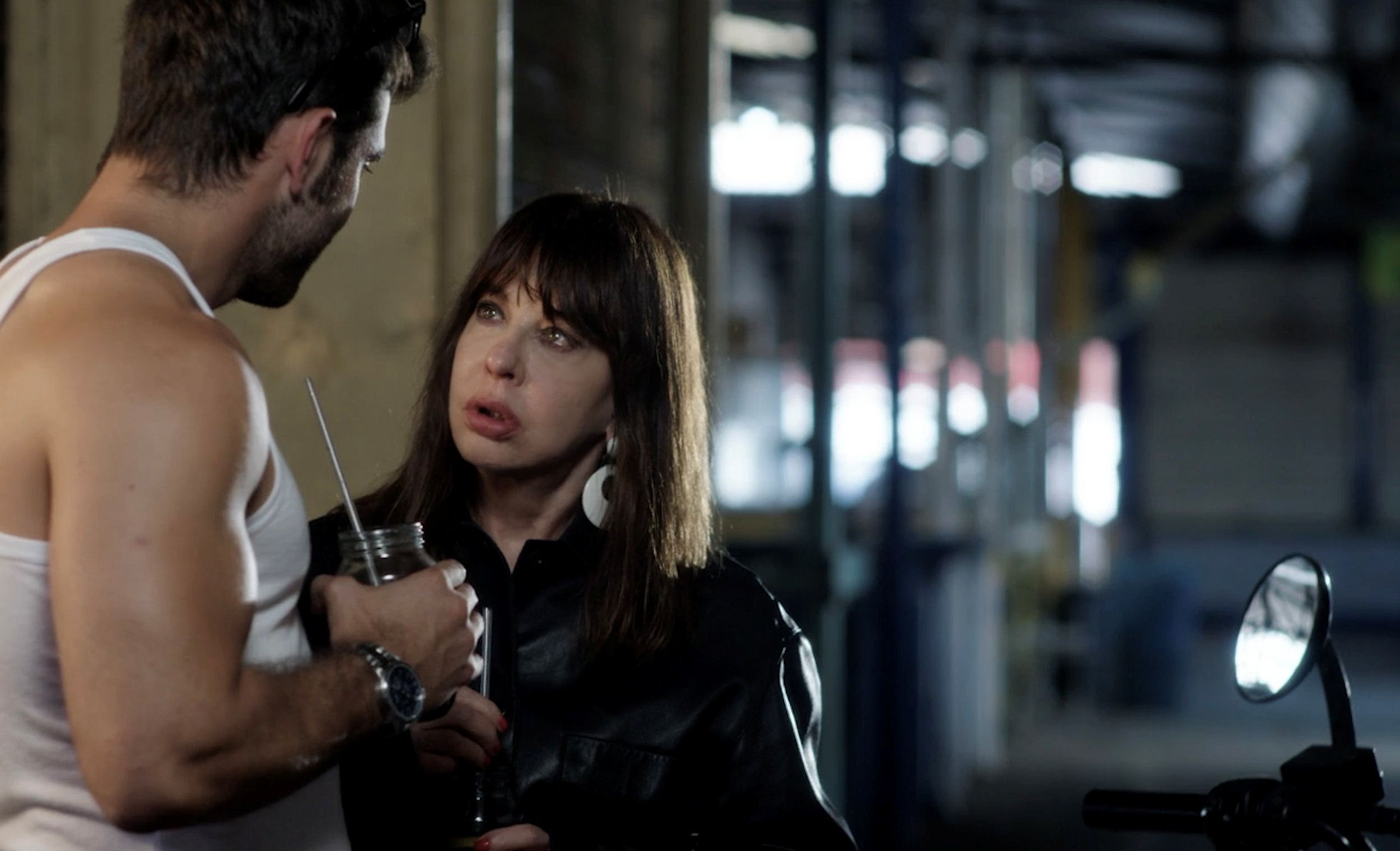 Luis Fernández y Mimí Lazo redefinen el clásico «El Pez que Fuma» con un audaz estreno en cines nacionales