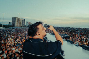 SINAÍ URDANETA, LA VOZ DE MONTESANTO QUE CONQUISTÓ MILES DE PERSONAS Y CONVIRTIÓ “DERRAMO EL PERFUME” EN UN FENÓMENO INTERNACIONAL